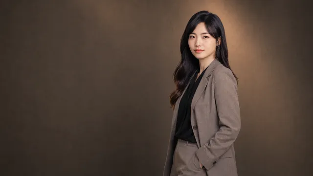 洪安怡身穿灰色西裝形象照